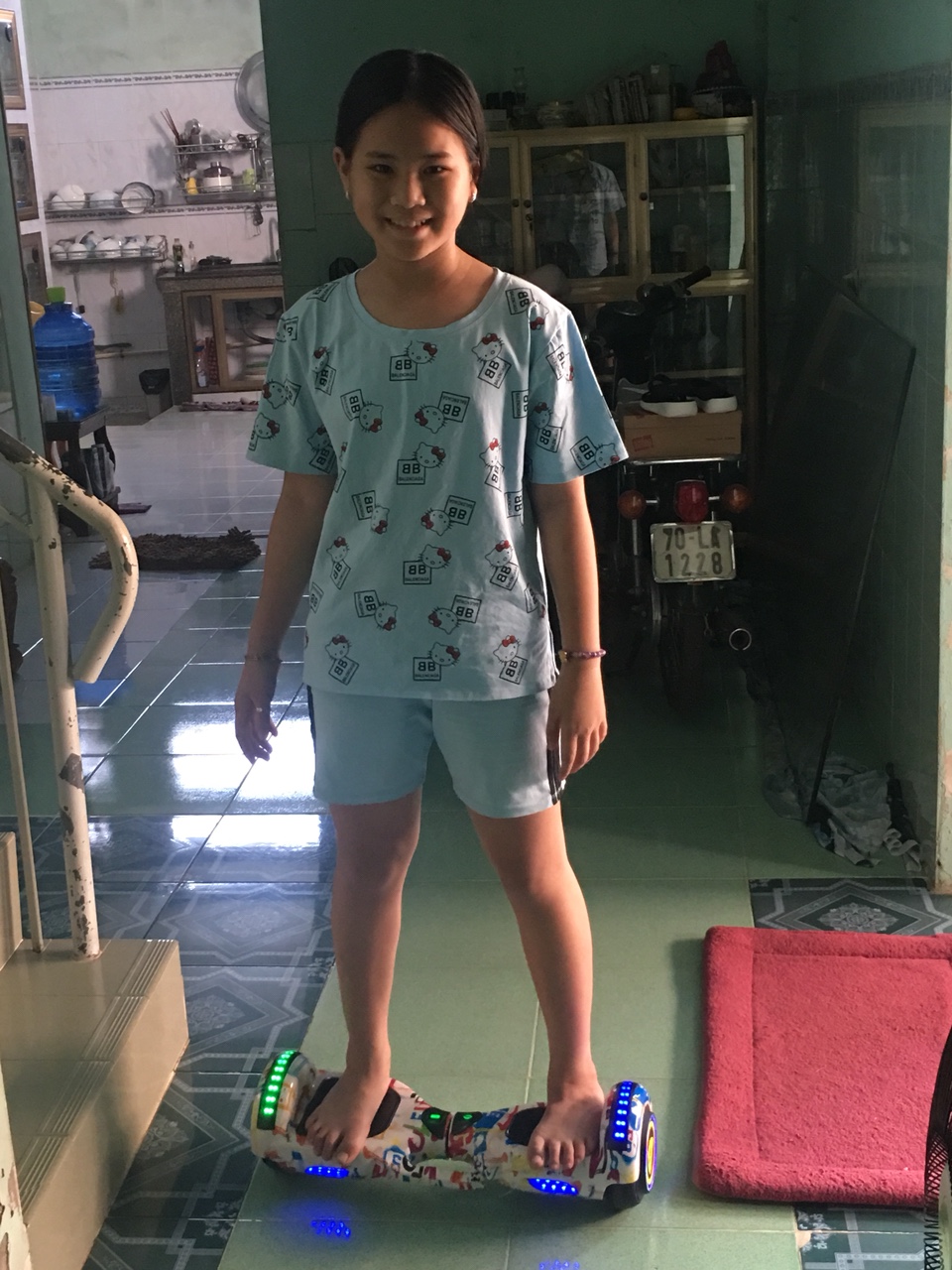 be 8 tuoi lan dau di xe dien can bang 2 banh