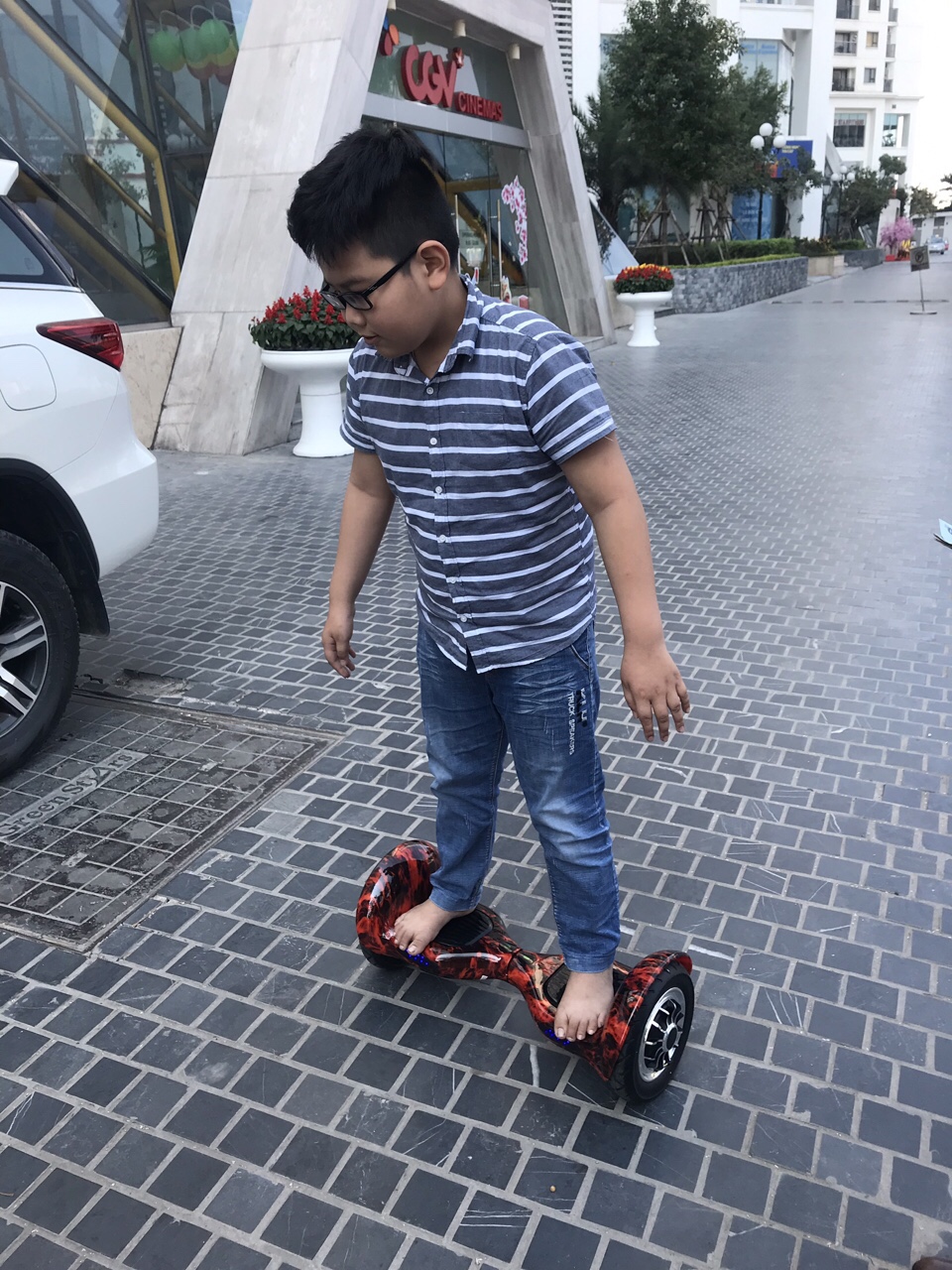 bé trai đi trên xe điện cân bằng 10 inch lốp hơi vinmart Phạm văn đồng