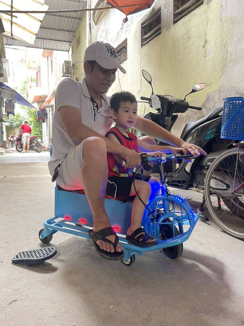 2 người ngồi drift che banh xoay 